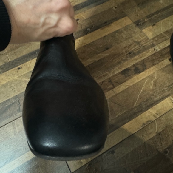 Tory Burch Leather boot with shiny gold hardware.  Size 8 *** worn 3x - Picture 6 of 10